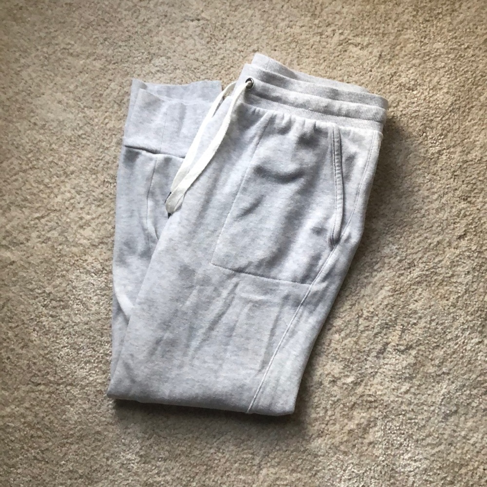 Gray sweatpants, pockets